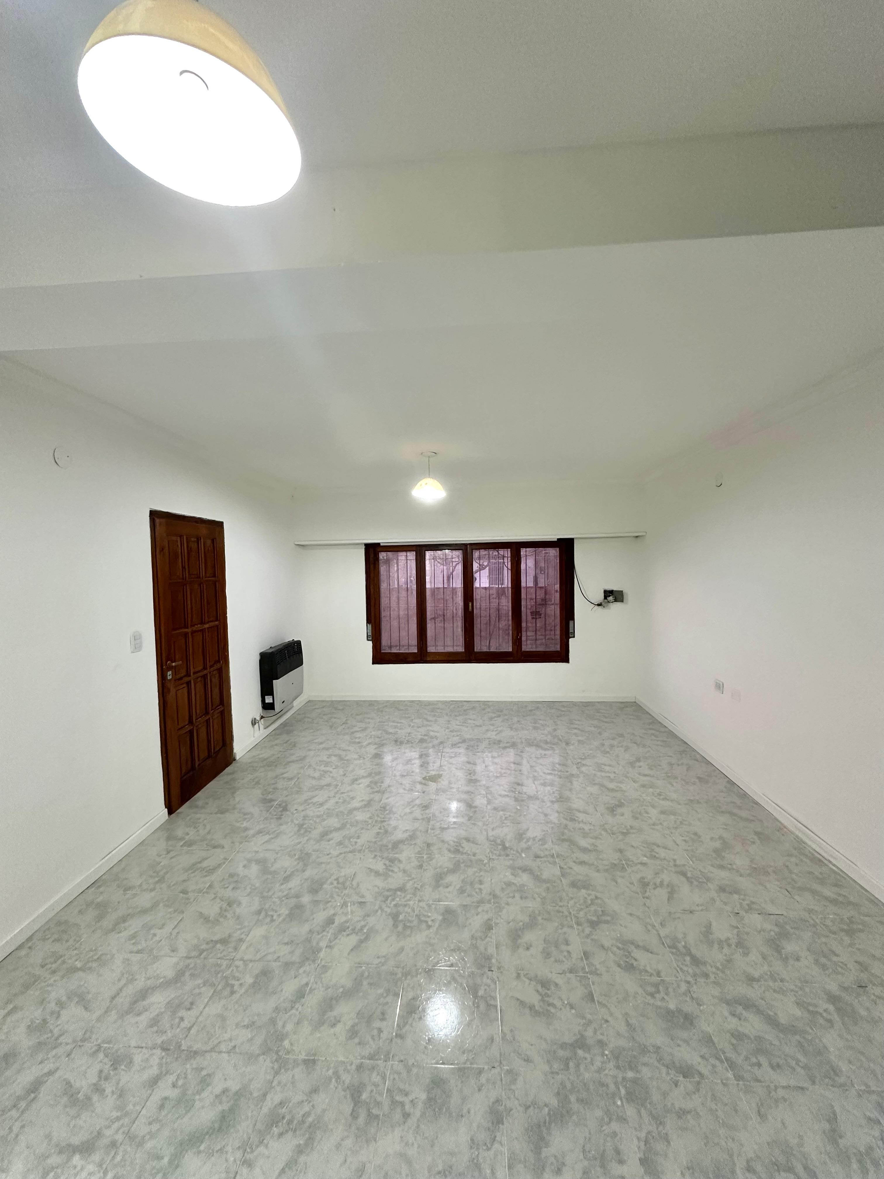 CASA AMPLIA DE DOS PLANTAS