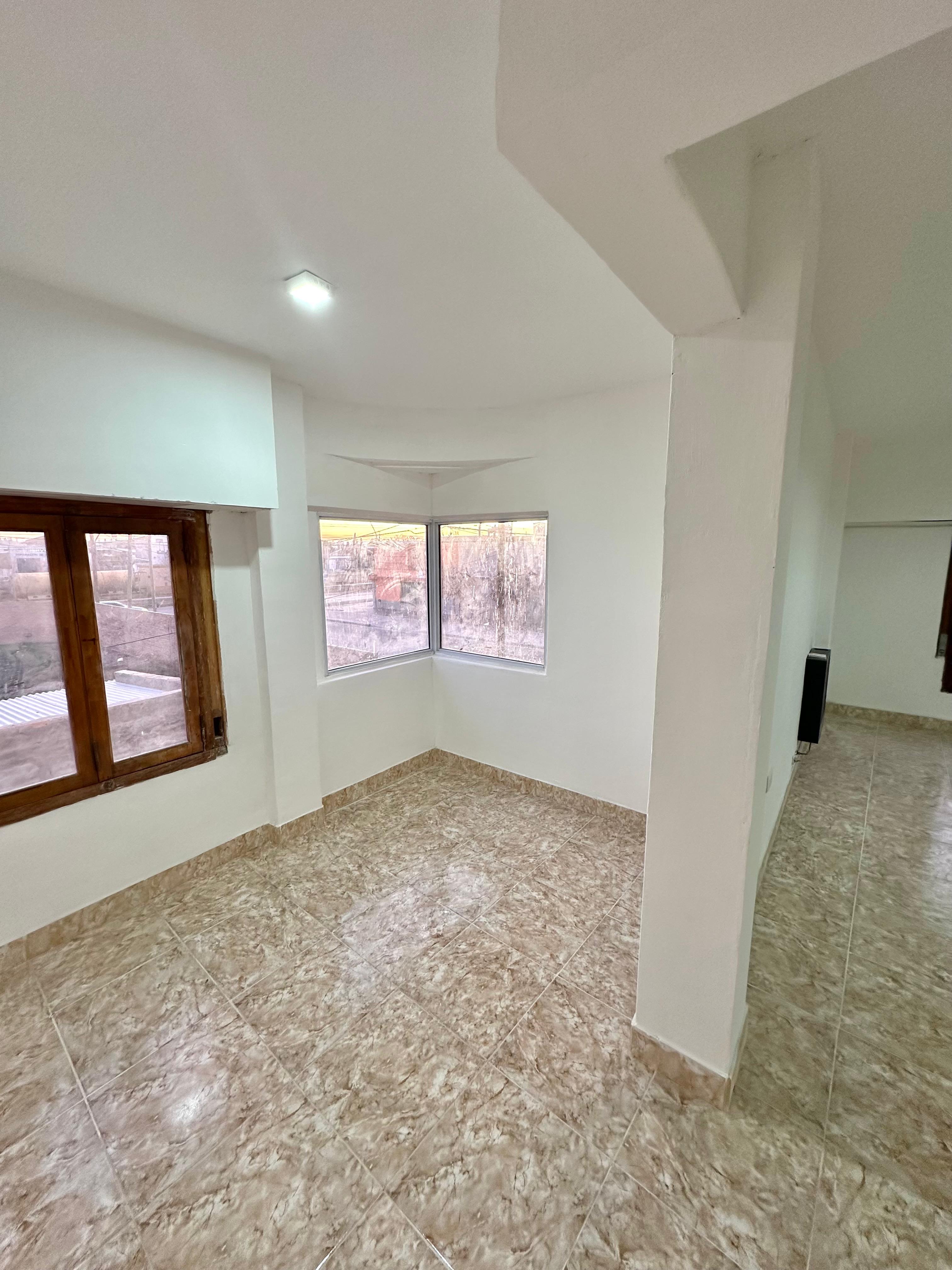 CASA AMPLIA DE DOS PLANTAS