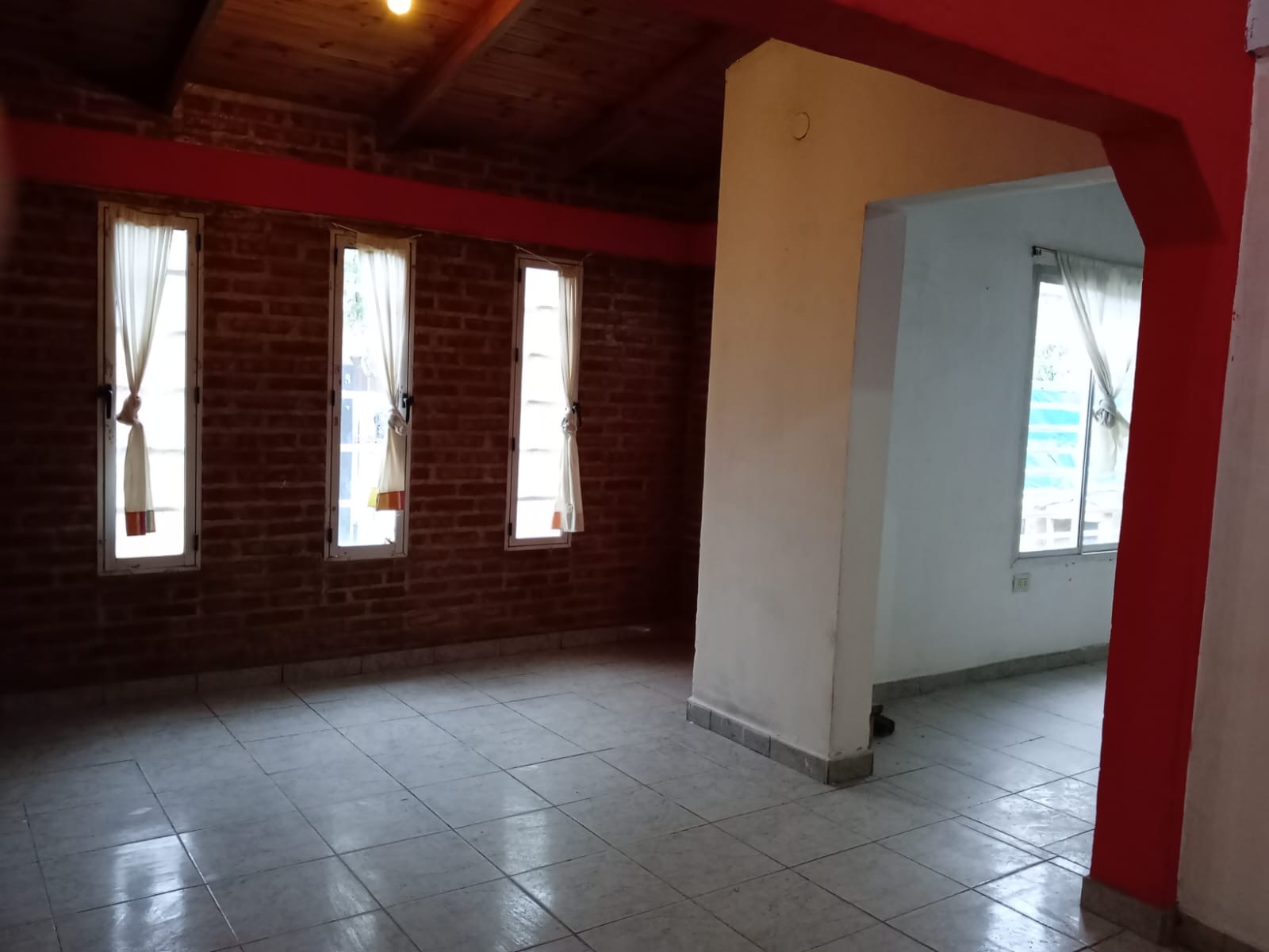 CON PATIO Y ENTRADA DE AUTOS