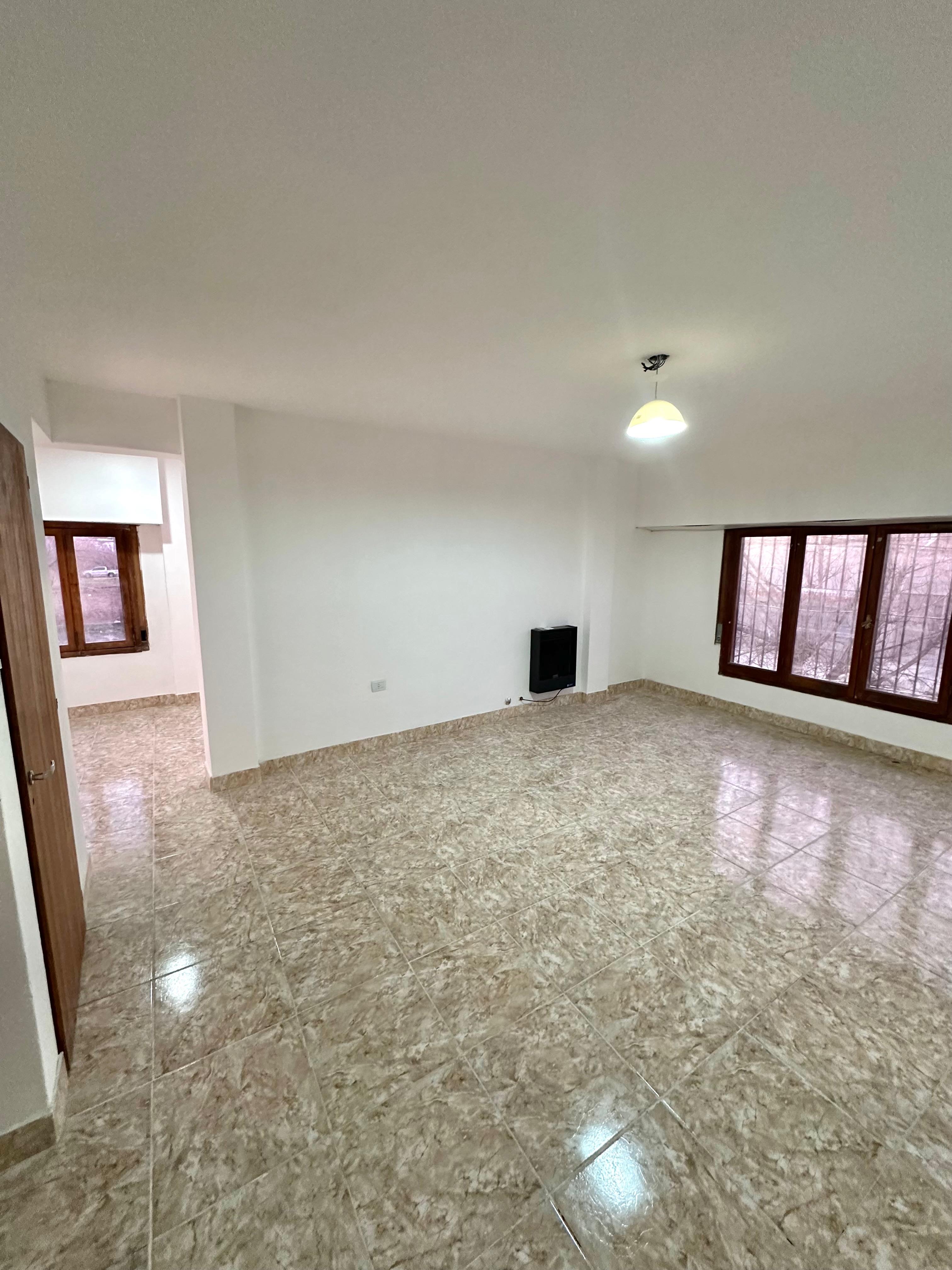 CASA AMPLIA DE DOS PLANTAS