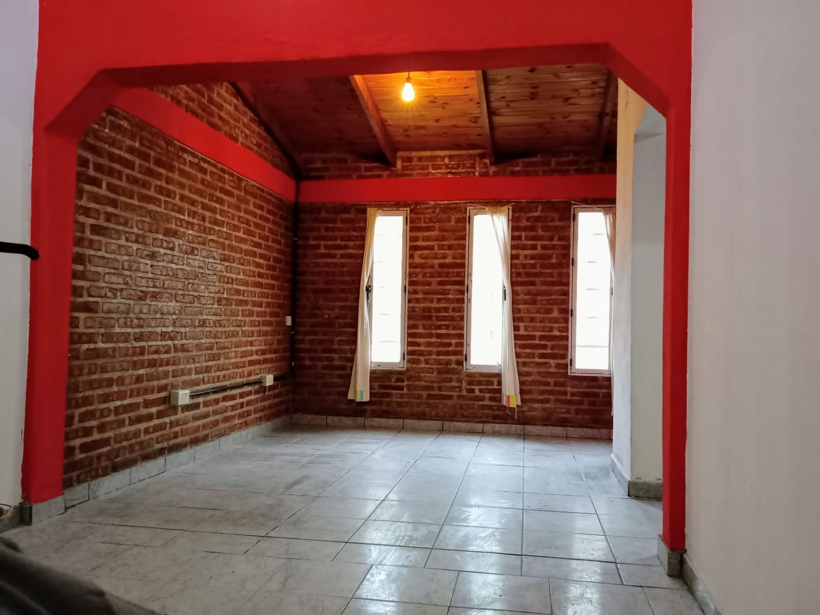 CON PATIO Y ENTRADA DE AUTOS
