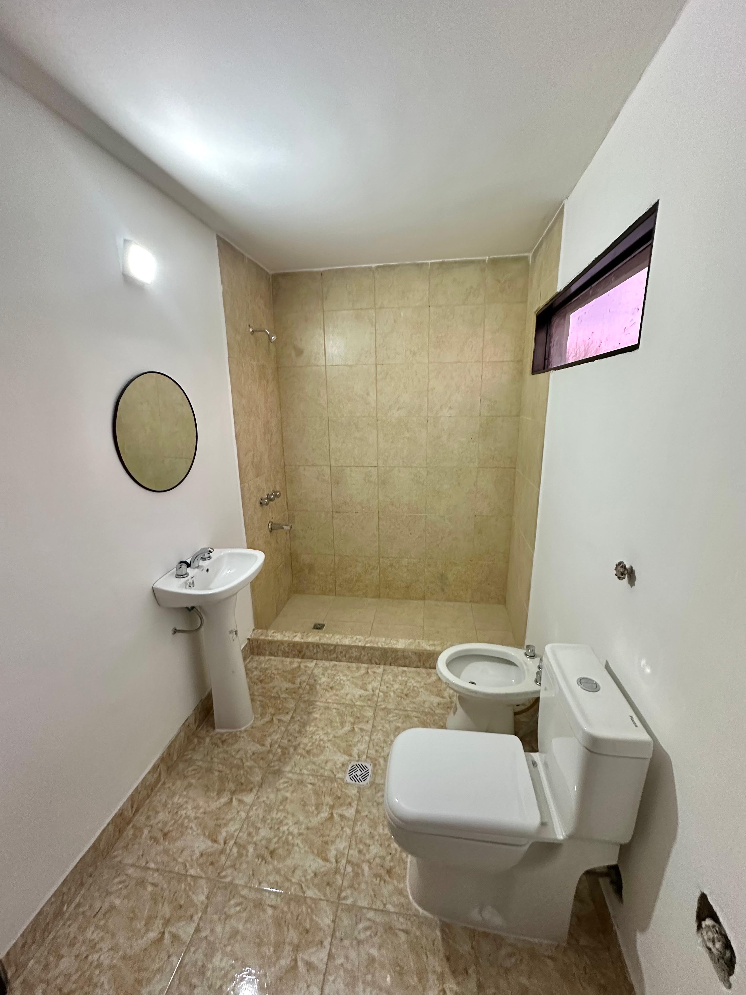 CASA AMPLIA DE DOS PLANTAS