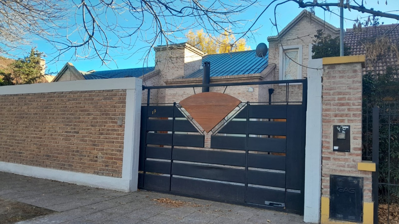 CASA A LA VENTA EN BARRIO RESIDENCIAL