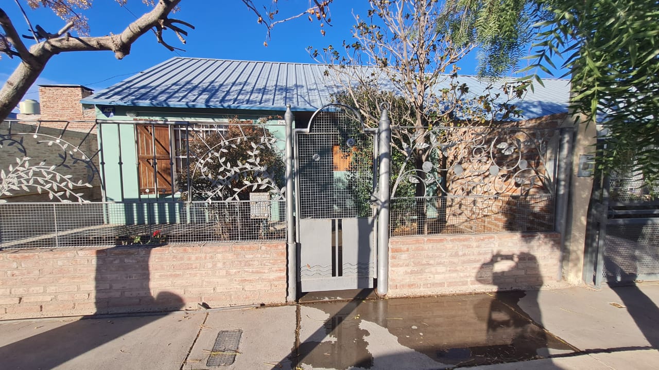 CASA + DEPTO EN VENTA GENERAL ROCA