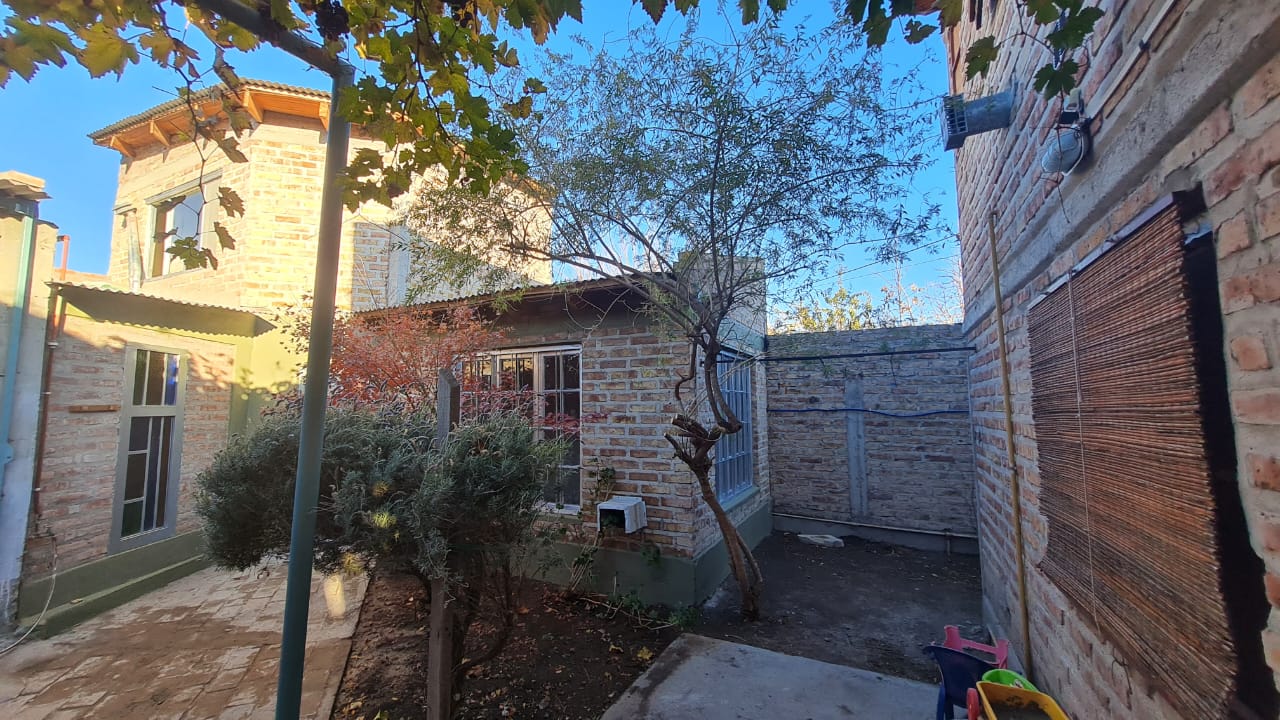 CASA + DEPTO EN VENTA GENERAL ROCA