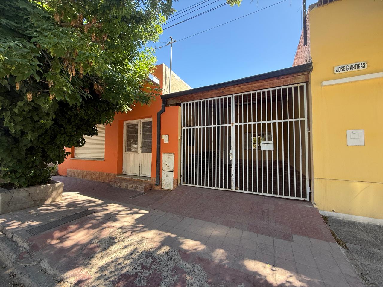 CASA CENTRICA + DEPTO