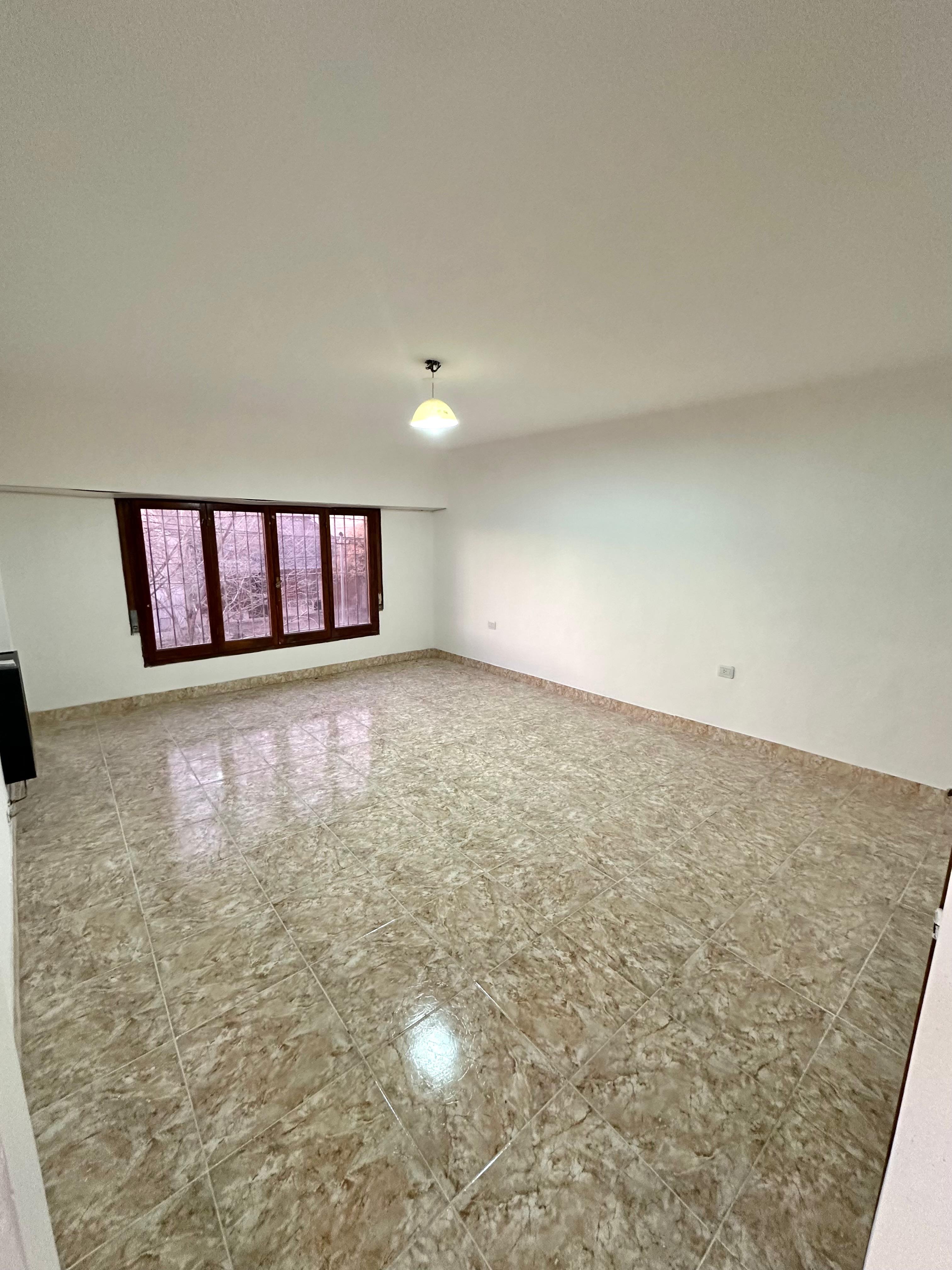 CASA AMPLIA DE DOS PLANTAS