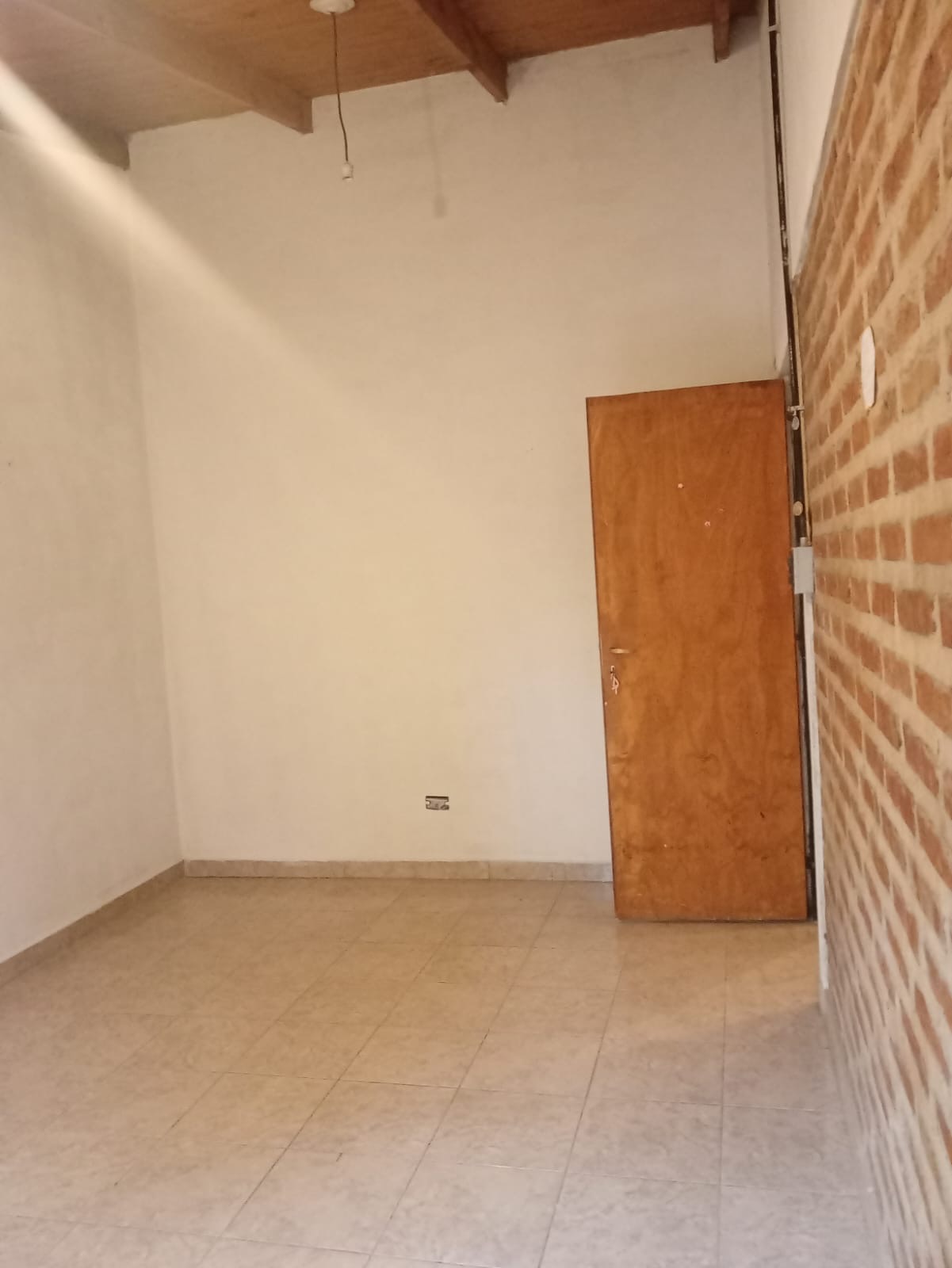 CON PATIO Y ENTRADA DE AUTOS